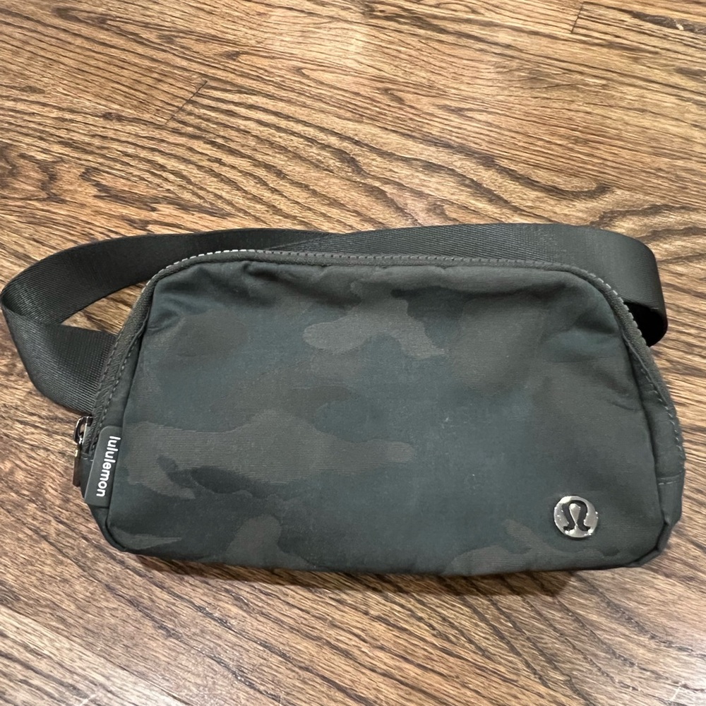 Lululemon Everywhere Belt Bag 1L in Jacquard Dark Green Camo